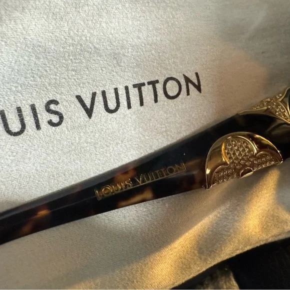 LOUIS VUITTON Iris Sunglasses Brown - Picture 10 of 11